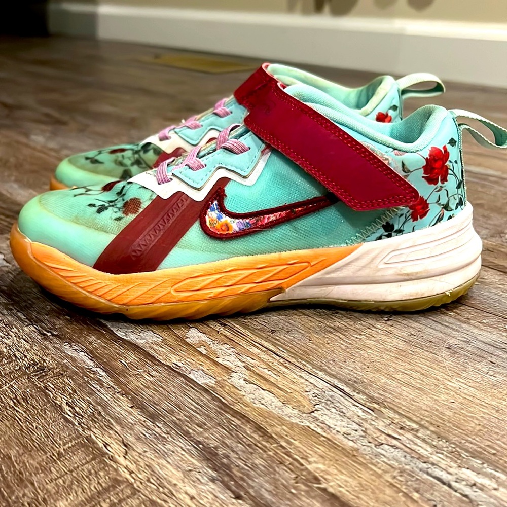 Nike girl shoe. Size Y1
